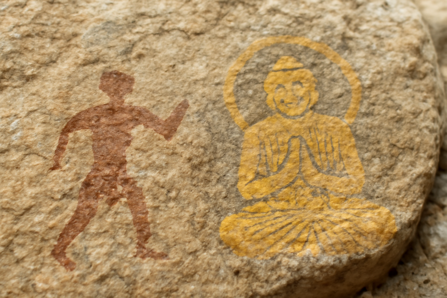 中国アルタイの洞窟壁画、青銅器の人と仏教の祈りが同じ場所に重なったわけ
