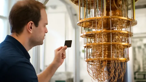 空気に負けない超薄型超伝導体、MITが量子マシンの未来をひらく日