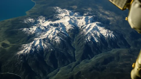 ISSが捉えたオリンピック山脈の雪化粧と深い渓谷