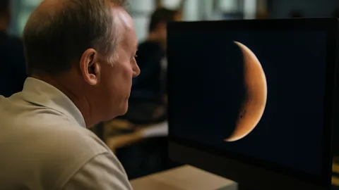 NASA探査機サイキが火星接近時に成長する三日月形を撮影