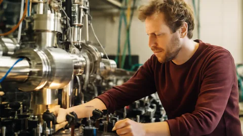 消えにくい分子の量子気体、オランダの実験室で静かに“強い世界”をのぞく