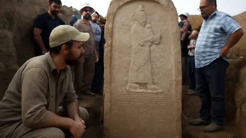 イラクでアッシリア王の石碑発見 2600年前の歴史に新たな光