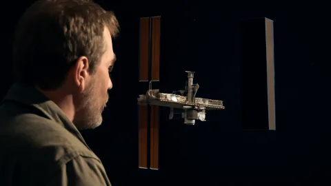 宇宙ステーションのそばに100メートル級の謎の物体、NASA写真がとらえた一瞬の気配