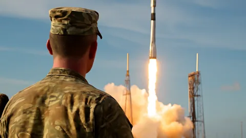 スペースX、米軍の通信衛星21機を打ち上げ　運用開始へ